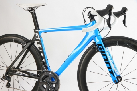 ジャイアント PROPEL ADVANCED PRO 1 カーボンエアロホイール搭載の 